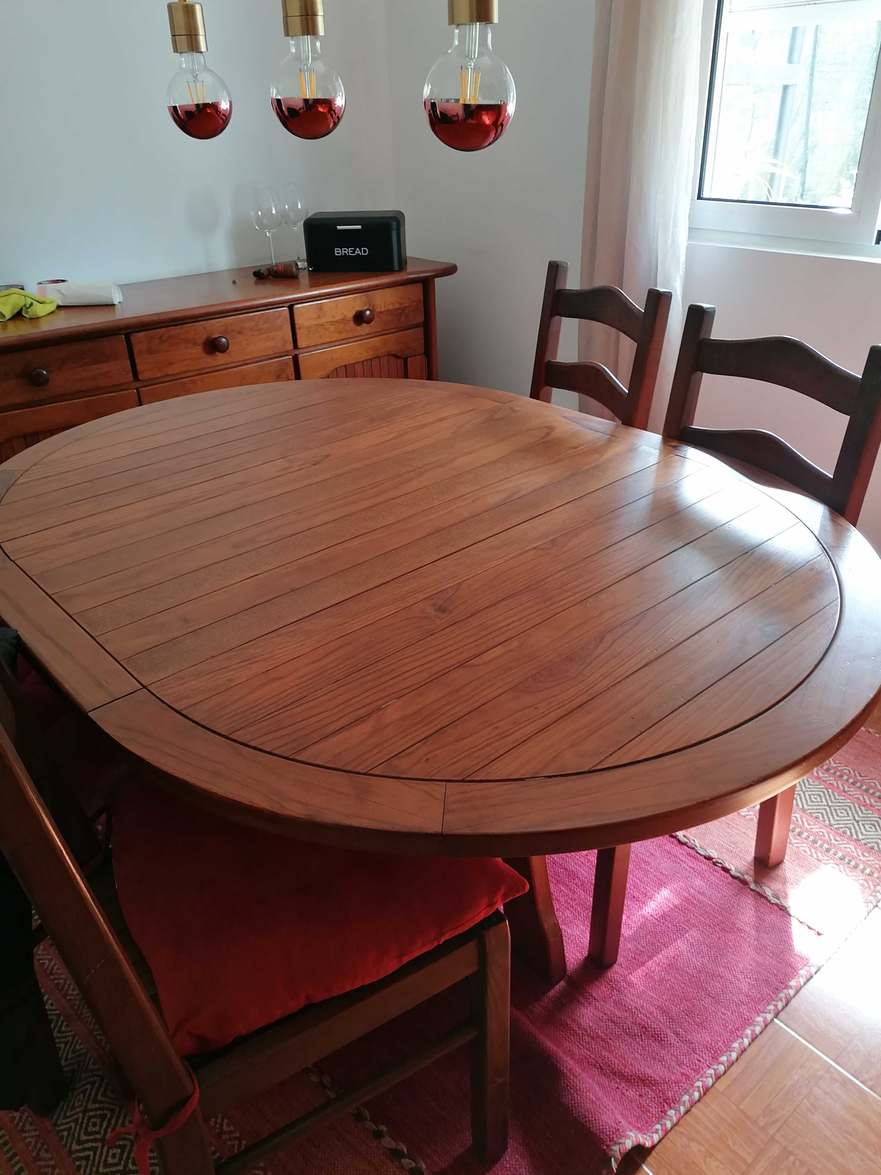 Sala  Jantar: Mesa, aparador c/cristaleira e aparador (vendo separado)