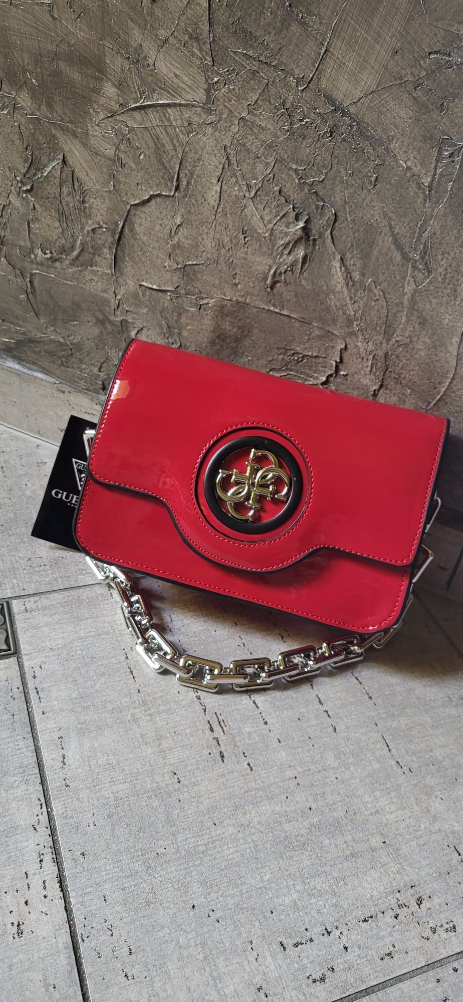 Śliczna czerwona torebka kuferek listonoszka lakierowana logo łańcuch