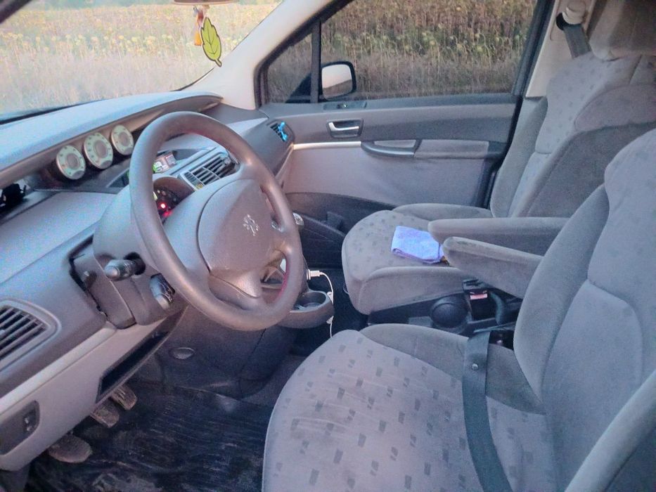 Мінівен Peugeot 807