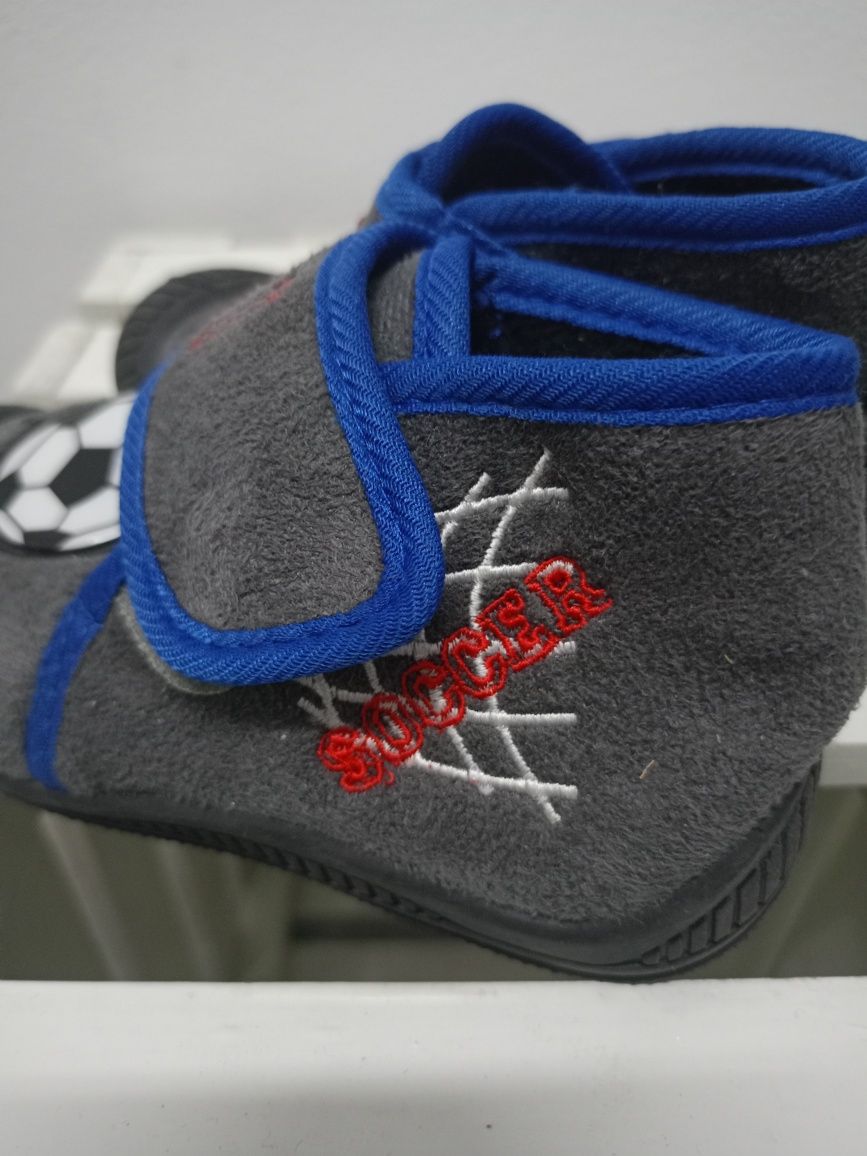 Buty/ pantofle chłopięce rozmiar 25