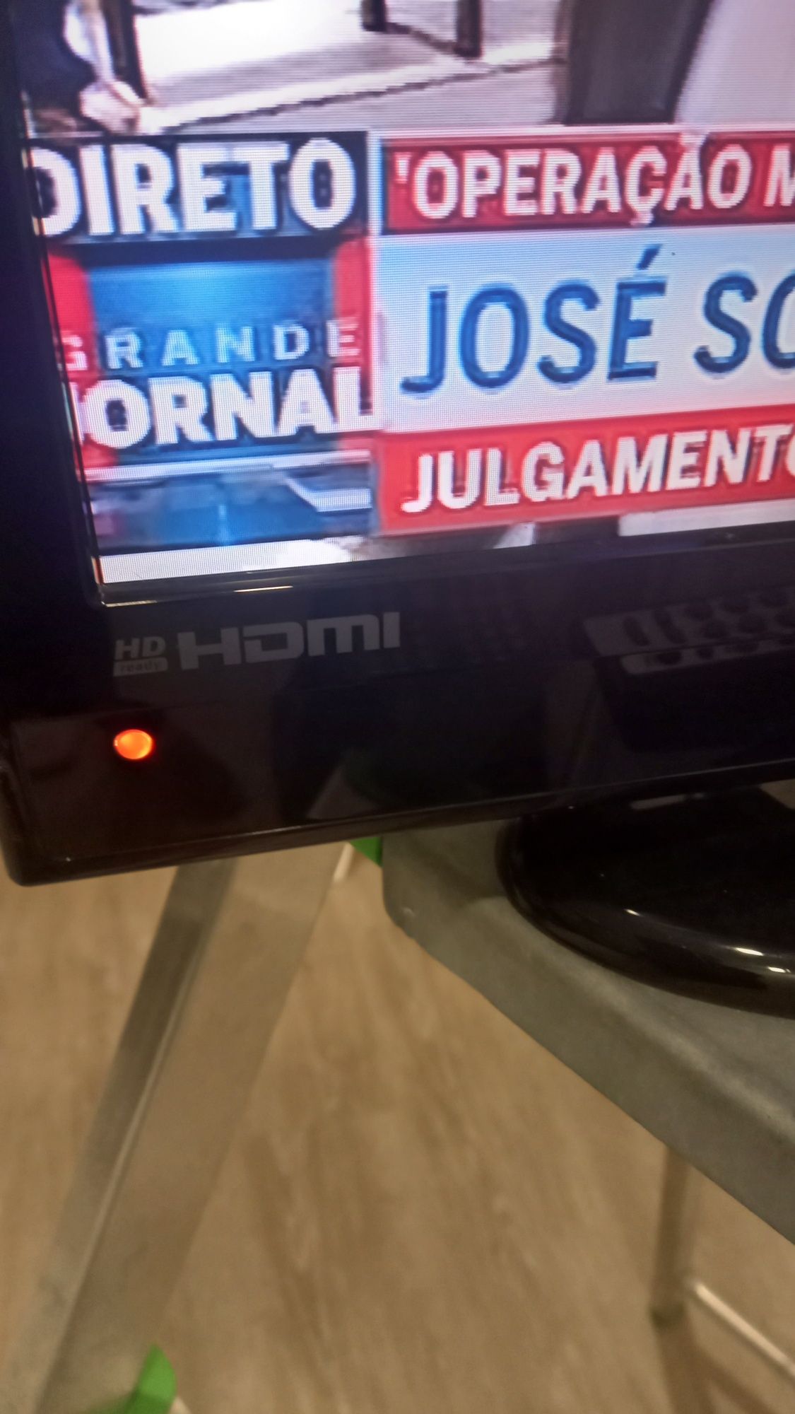 LCD com  22" com comando