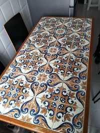 Mesa de madeira com azulejo