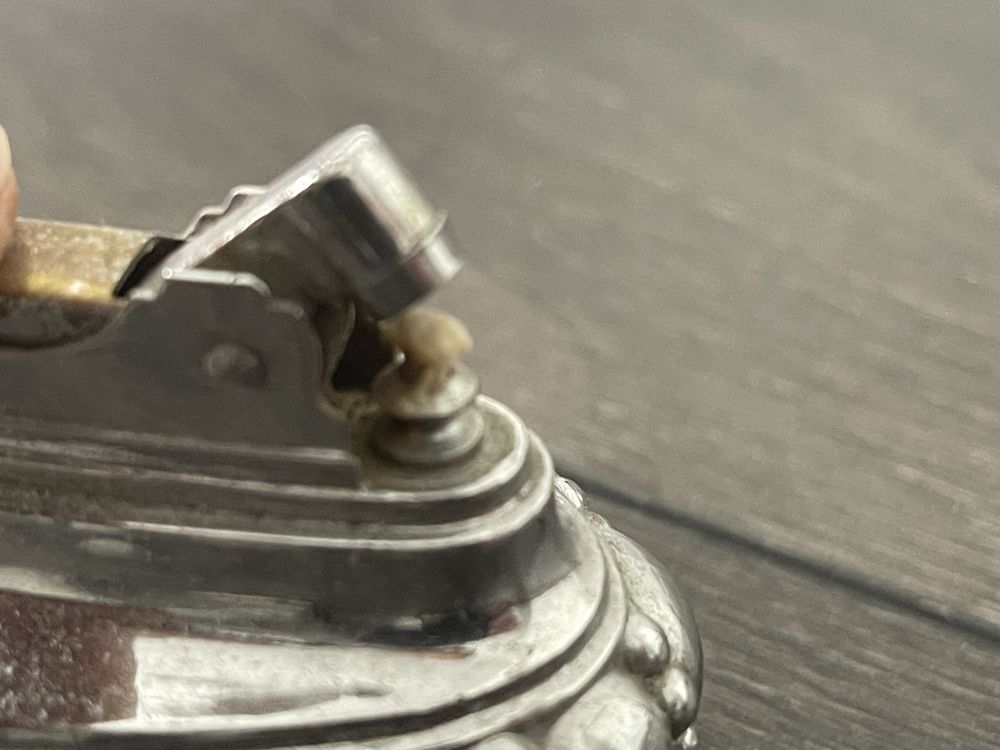 Zapalniczka metalowa zdobiona benzynowa naftowa