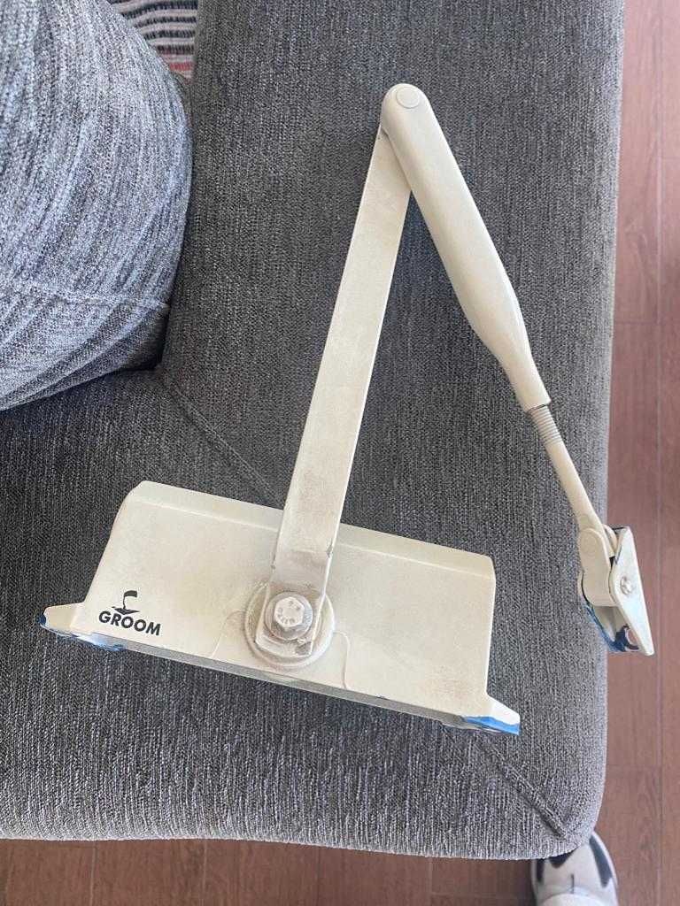 Mola de porta branca Groom