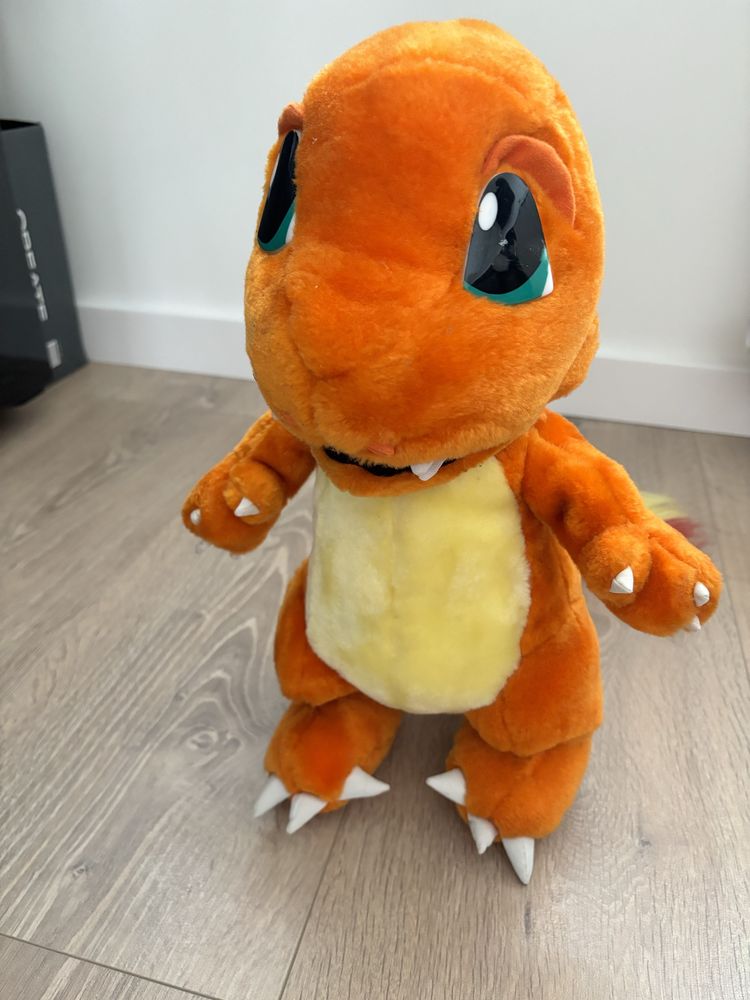 Dwie maskotki Pokemon Charmander i Mewtwo Plush