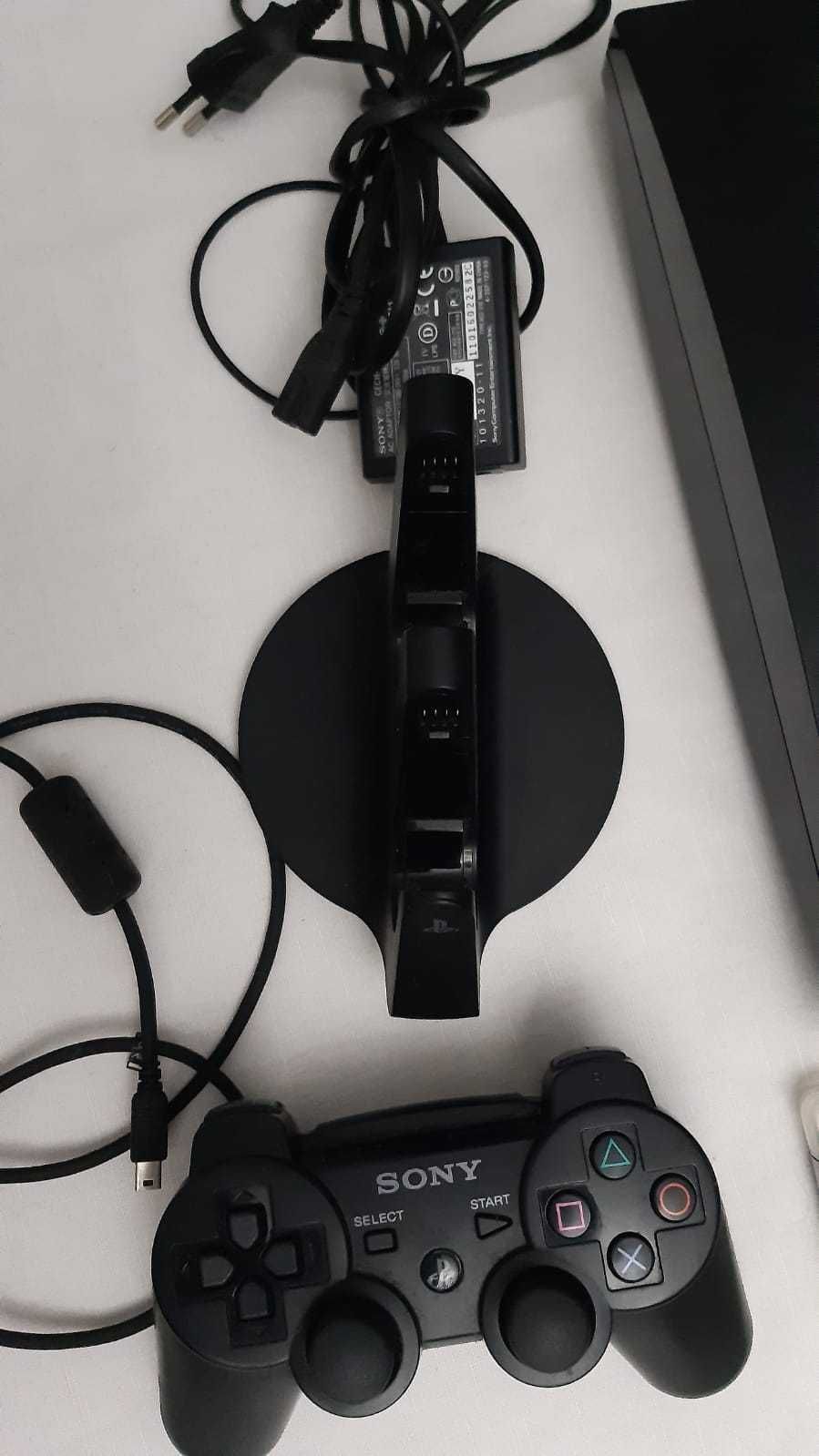 PS3 com comandos e jogos