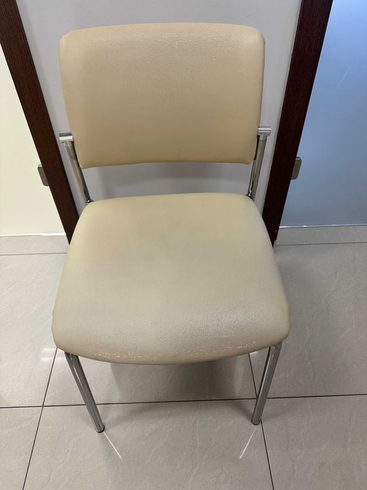 Trzy krzesła konferencyjne używane