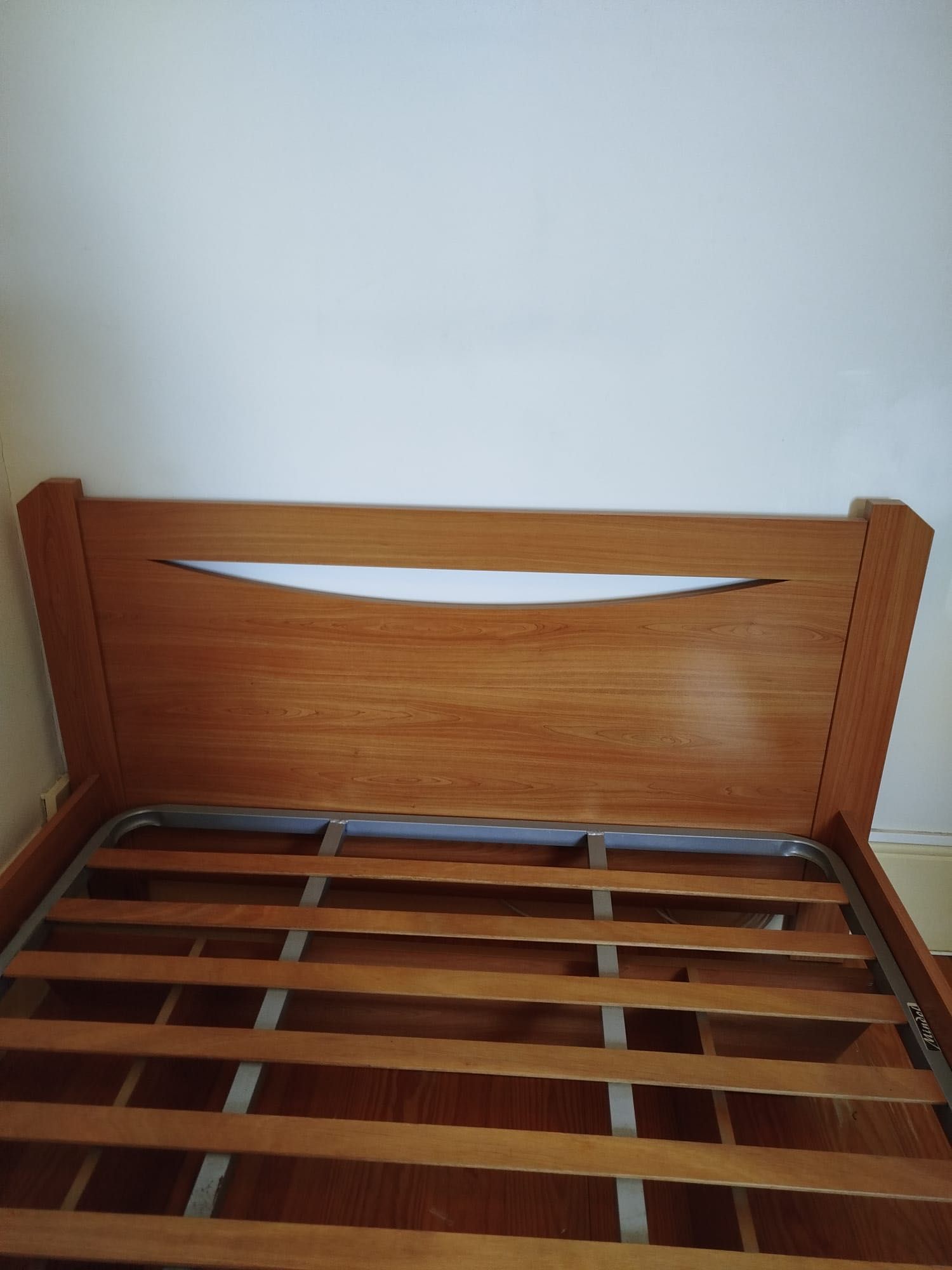 Urgente - Cama de casal 1,40x1,90m com estrado