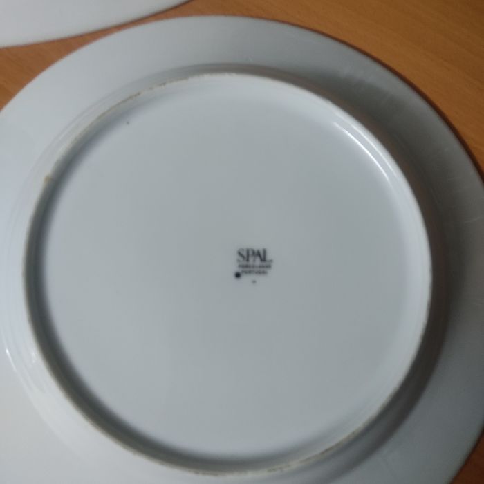 Pratos rasos fundos e travessas