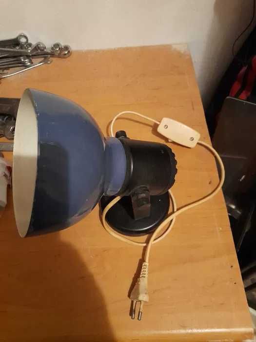 Stara lampka industrialna.