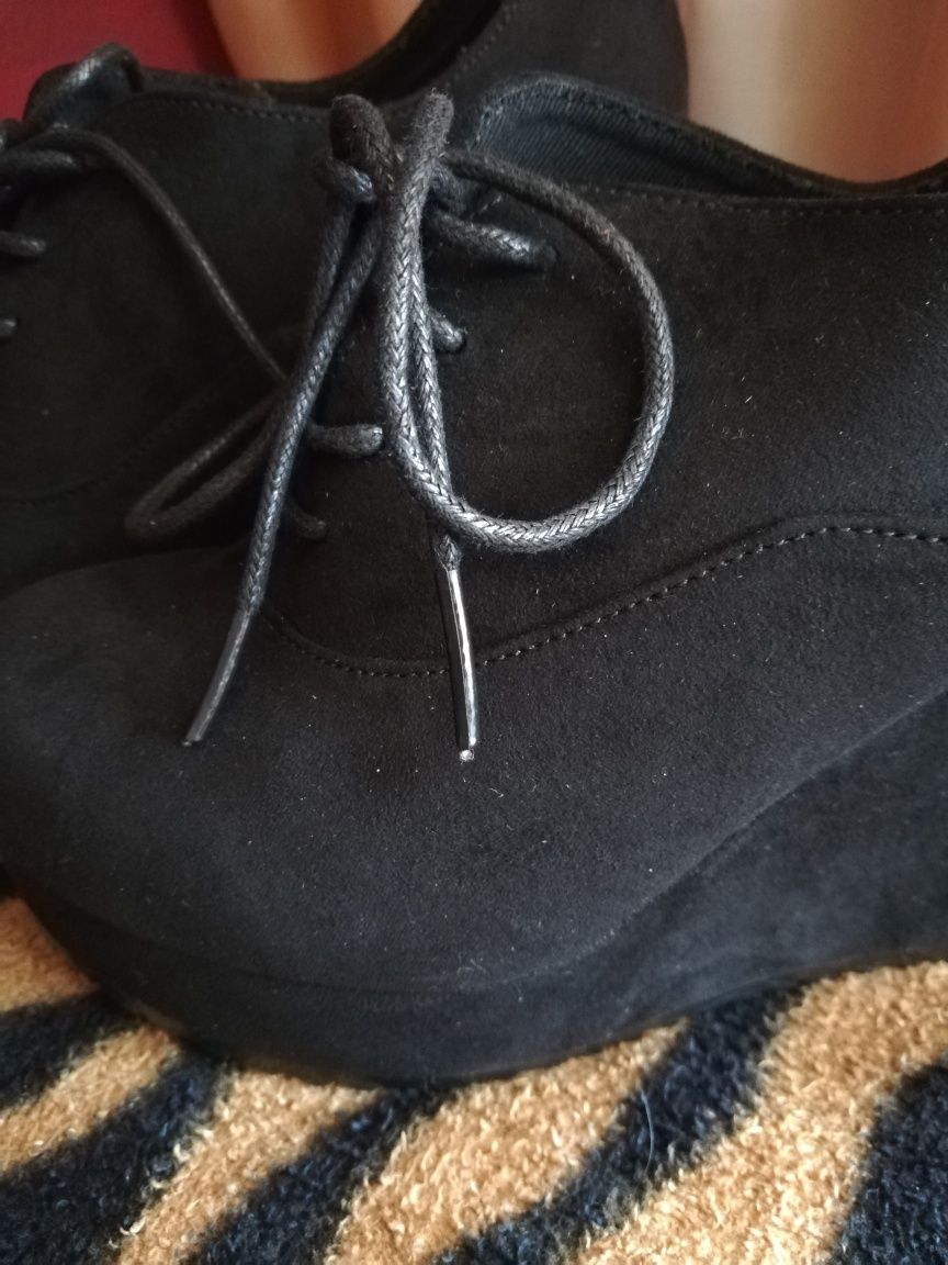 Buty na wysokim koturnie