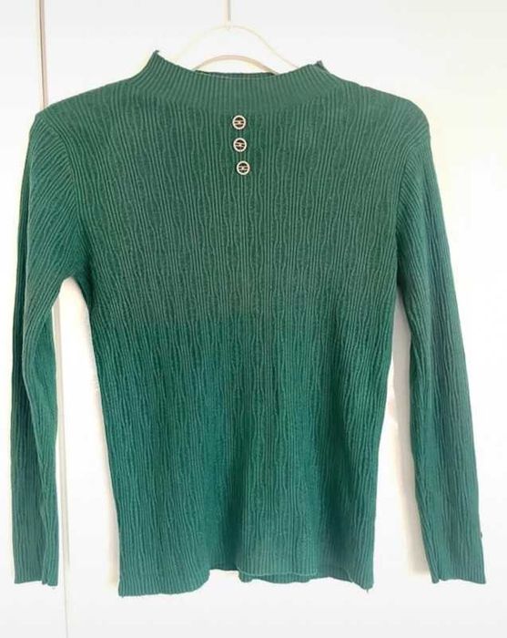 Zielony sweter sweterek ze złotymi guzikami