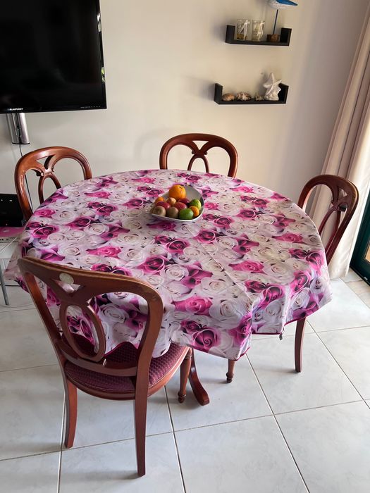 Uma mesa de carvalho e quatro cadeiras.