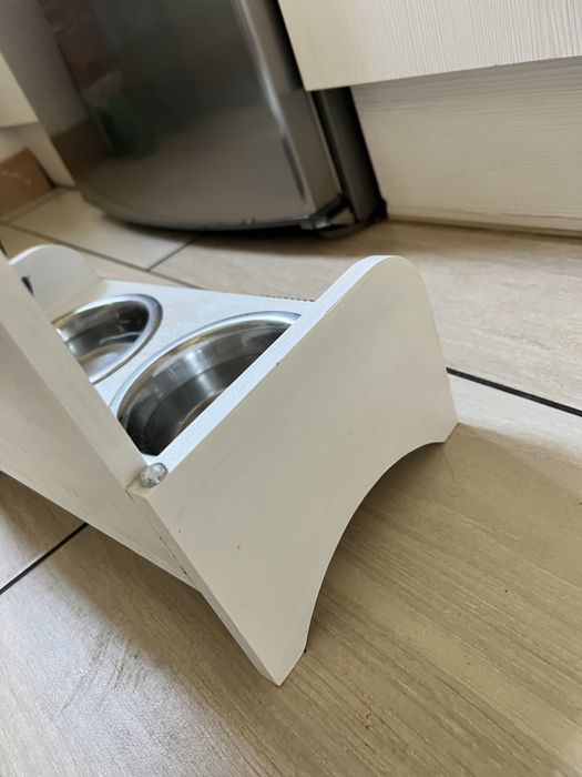 Bufet/miska dla pieska lub kotka biały z cyrkoniami i skrzydłami