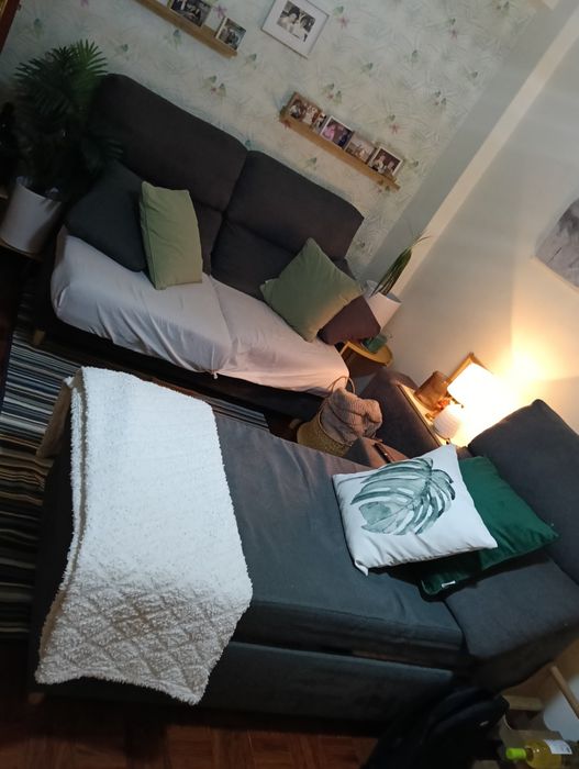 Sofá chaise lounge cinza com baú e 1 puff