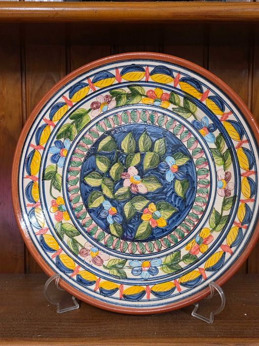 Escaparate e pratos pintados á mão