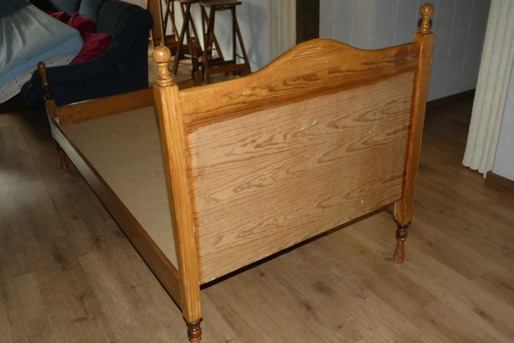 Cama de corpo e meio em pinho natural