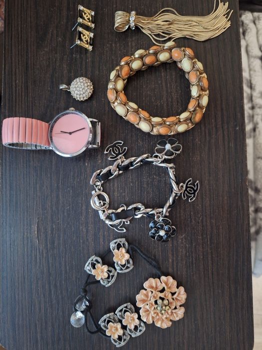 Якісна біжутерія. Браслети, підвіски, годинник