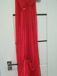 Czerwony szal na sukienkę