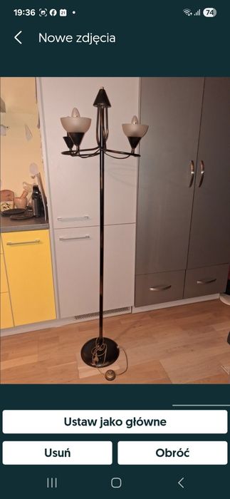 Lampa stojąca metalowa na trzy żarówki.