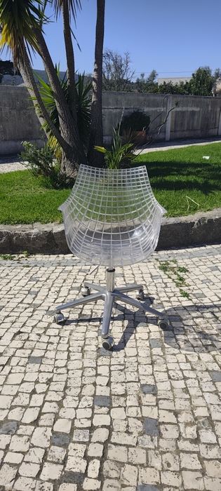 Cadeira design em plástico duro
