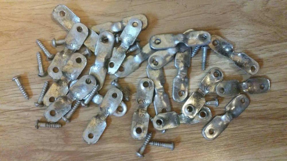 Накладки. Каждая с двумя шурупами