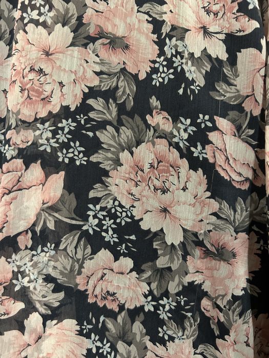 Długa letnia sukienka w kwiaty na ramiączkach