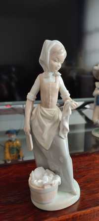 Статуетка "Дівчина і прання"  NAO. Англія