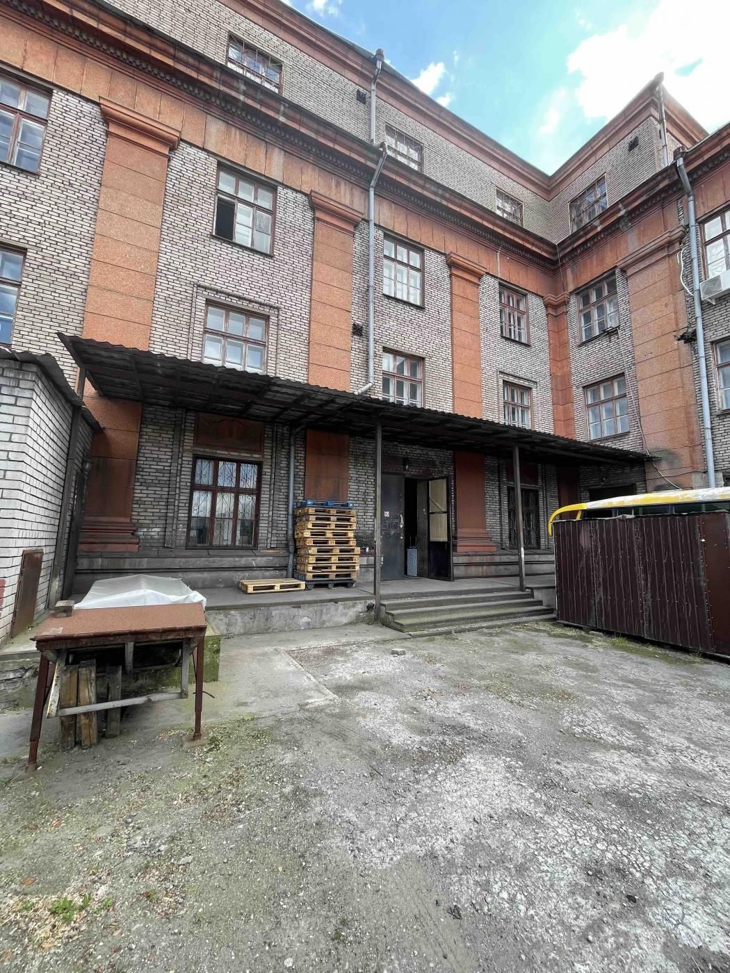Здається в оренду складське приміщення в адміністративній будівлі