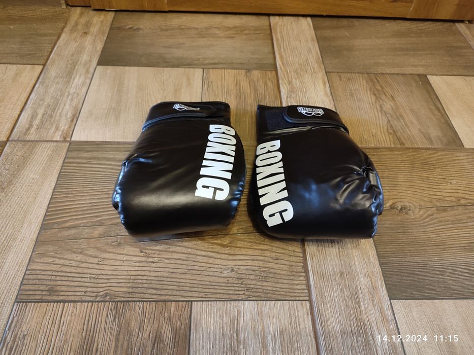 Nowe czarne rękawice bokserskie sportowe