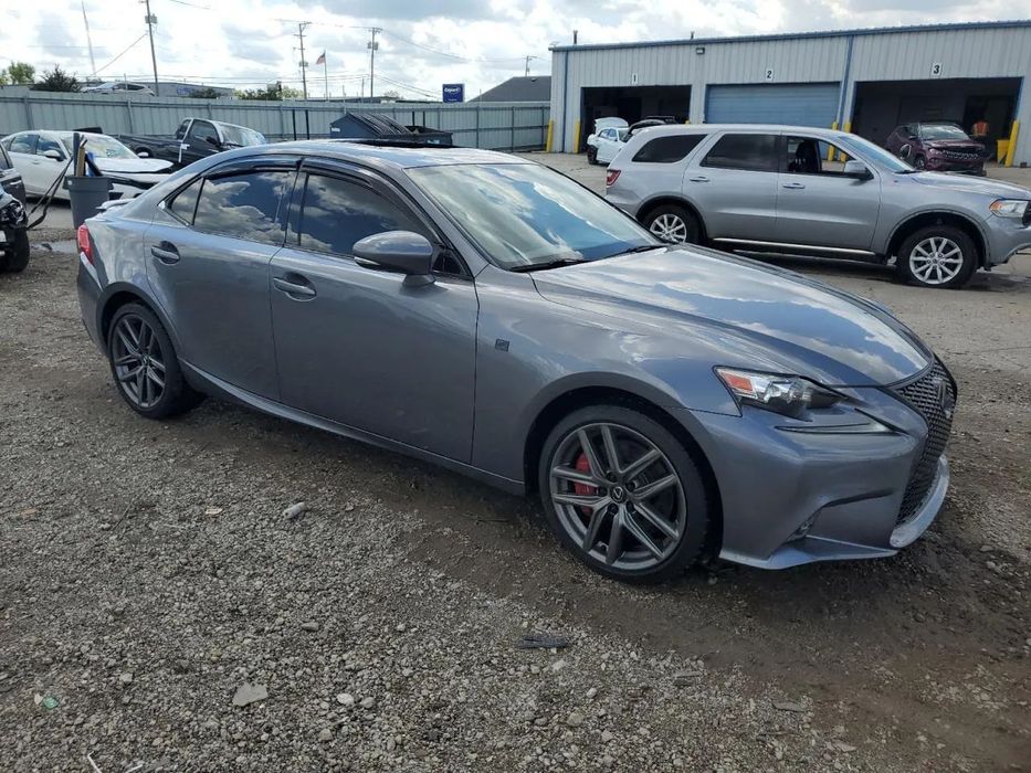 Lexus IS Piękny sedan z 2015 roku w transporcie