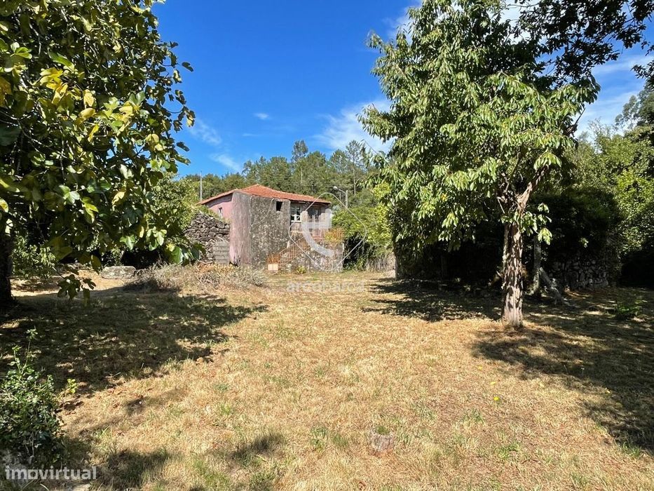 Moradia pedra para recuperar, 4 anexos, 800m2 de terreno,  em Romarigã
