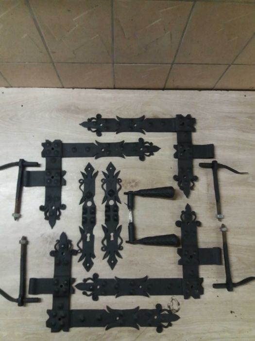 zawiasy bramy dekoracyjne z okuciami zamka