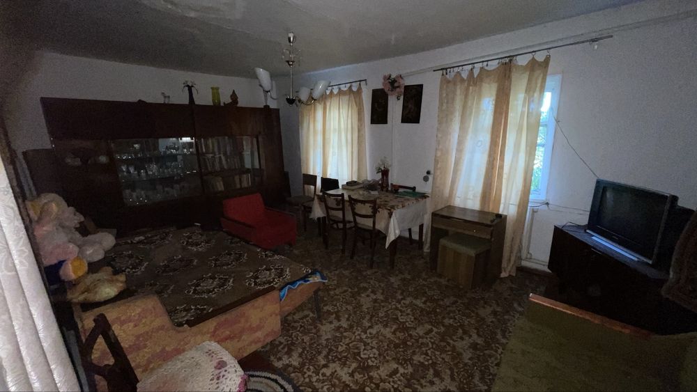 Продам хату. На подвірʼї гараж кухня сарай комора.