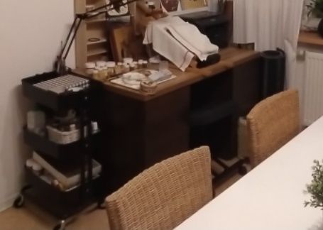 Pojemne biurko z grubej płyty z szufladami