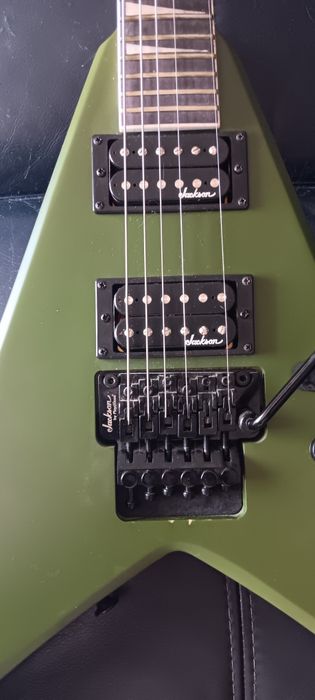 Guitarra jackson king V com trémulo