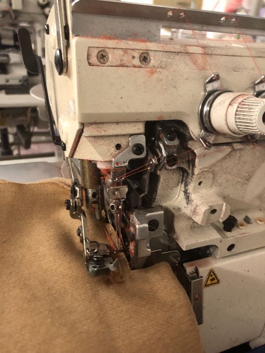 Maquina de corti cose de duas agulhas a ar