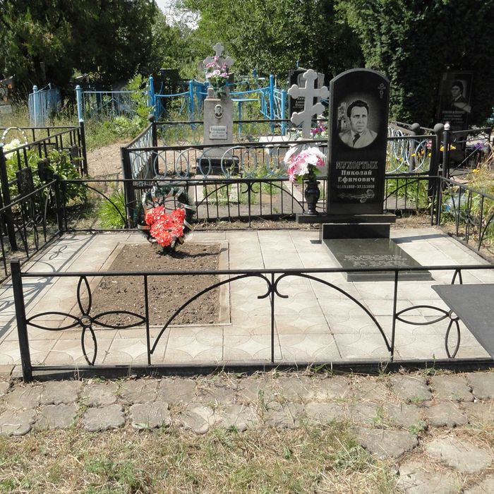 Уборка могил в Кривом Роге