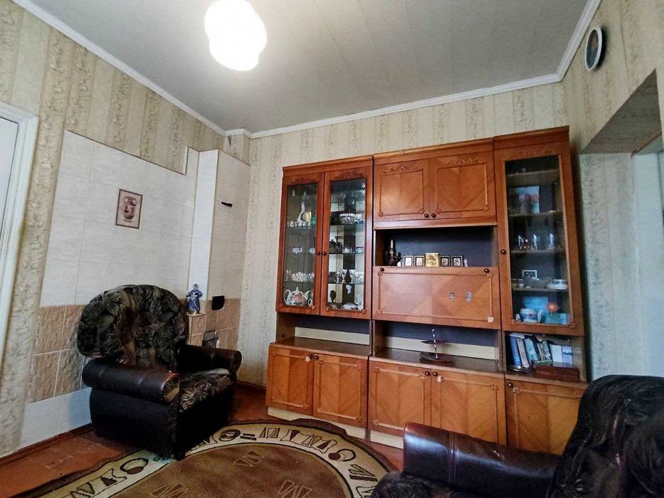 Продам частину будинку в гарному стані, з гаражем. (SP)