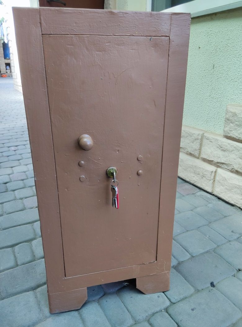Сейф металевий. .