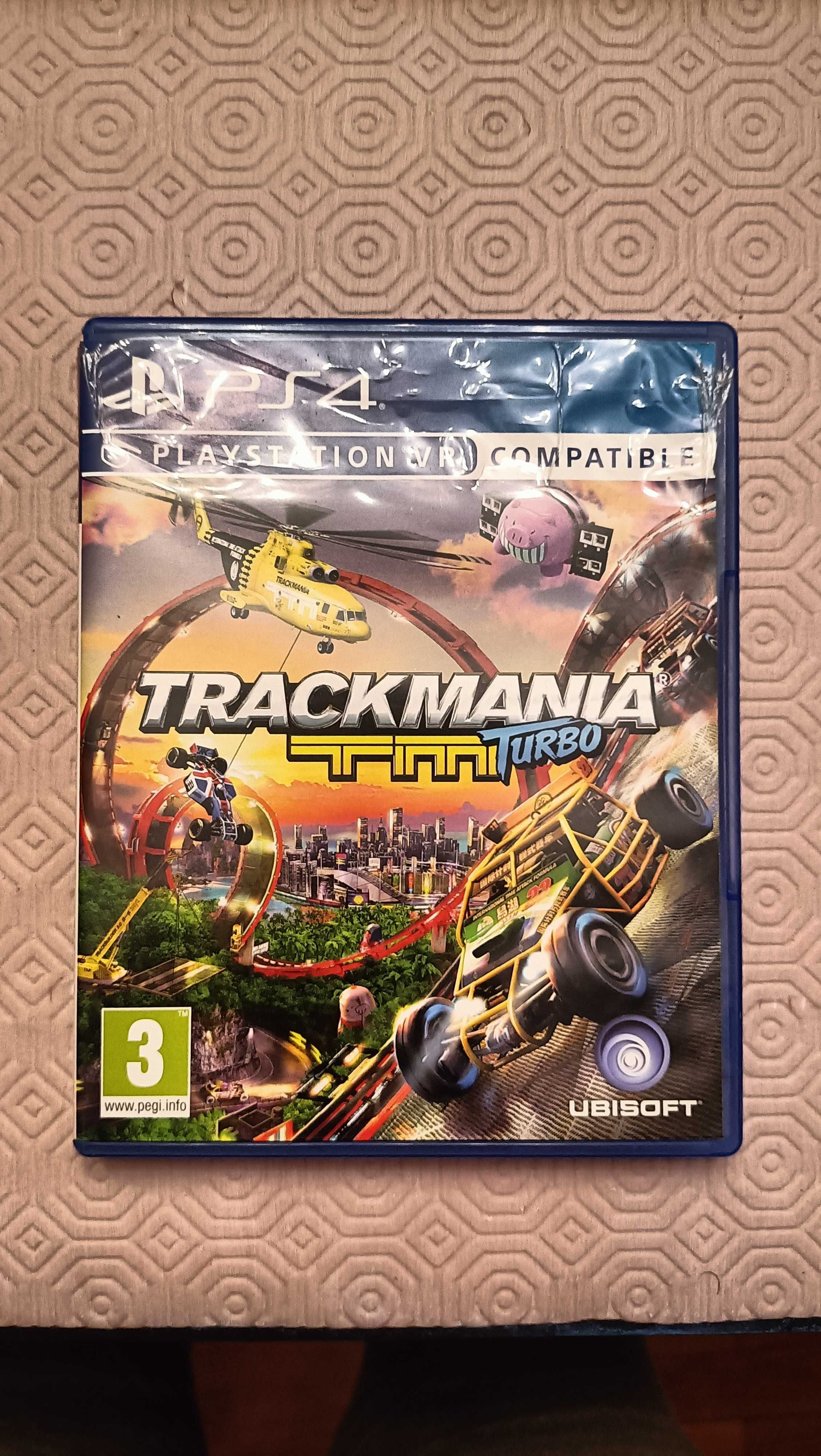 PS4 (1TB) c/ 2 comandos, carregador duplo, 3 jogos + fones de Oferta
