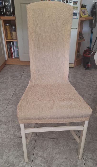 4 Capas beges para cadeiras