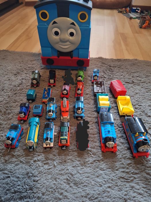 Pociągi Tomek i Przyjaciele + walizki z torami.