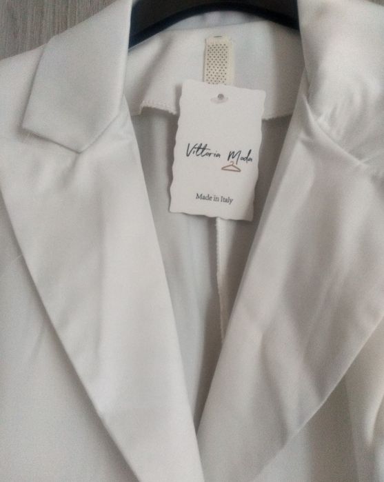 Nowy z metką elegancki garnitur damski z dodatkiem koronki