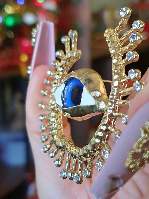 Broche pregadeira alfinete surrealista olho azul dourado