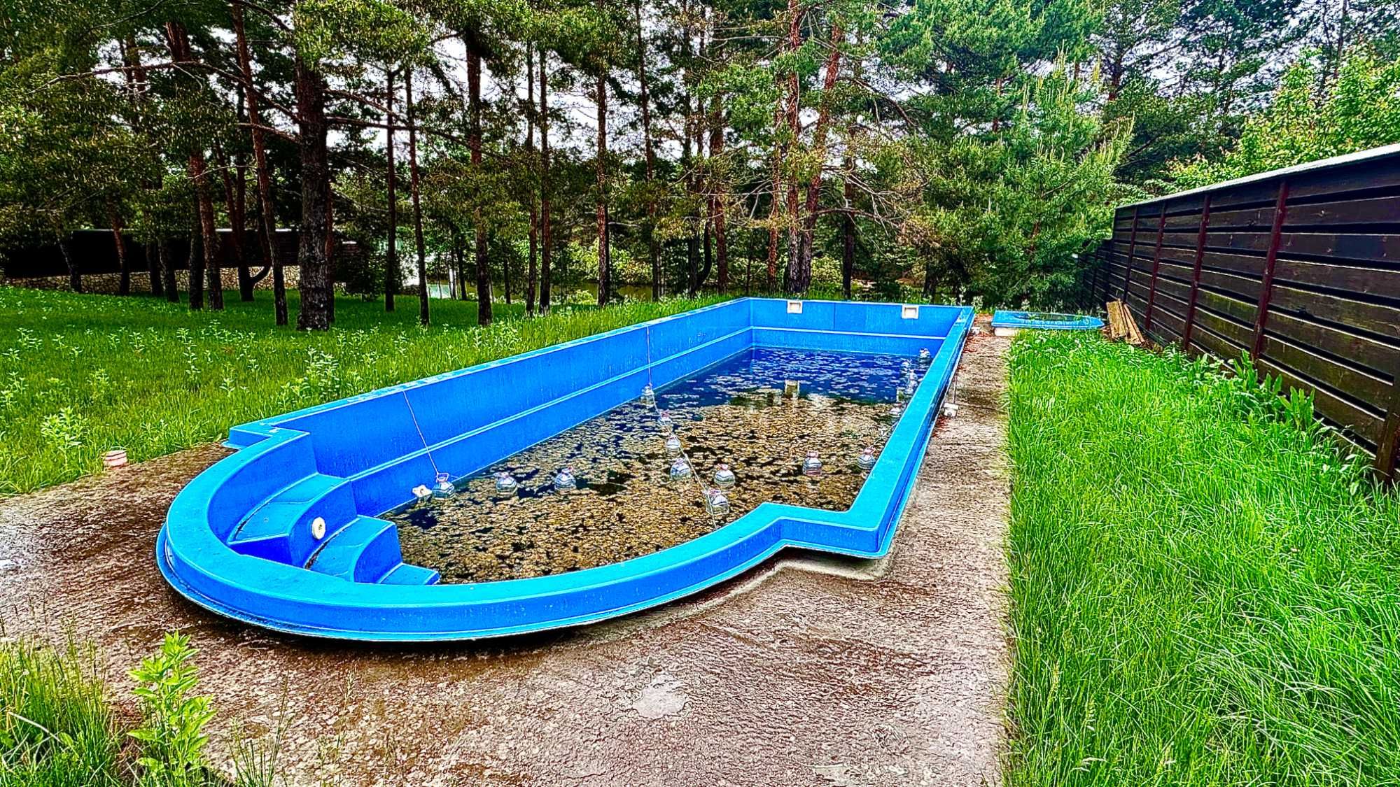 Хотянівка. Будинок, в лісі на березі річки. Котеджне містечко.