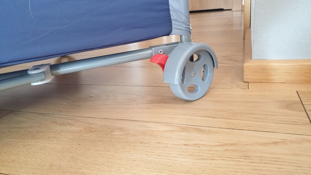 Łóżeczko KinderKraft Joy z siatką zmniejszjacą głębokość