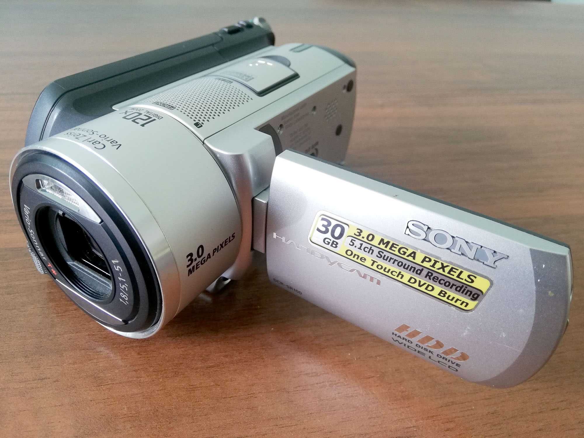 Японська компактна цифрова відеокамера Sony HandyCam DCR-SR100E