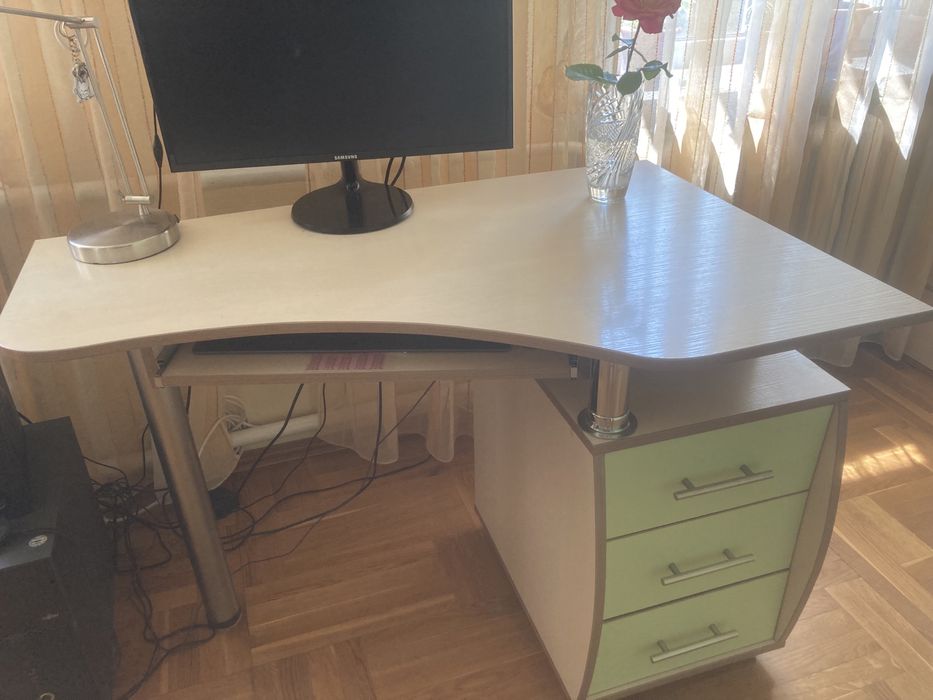 Меблі в дитячу кімнату, двоповерхове ліжко, шафа для двох та два столи