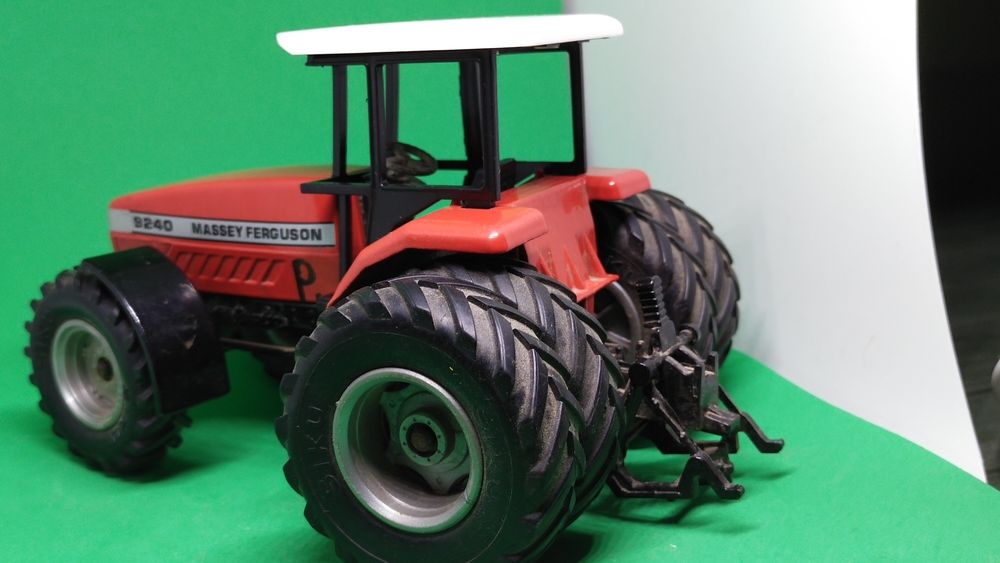 Siku traktor Massey Ferguson 1:32